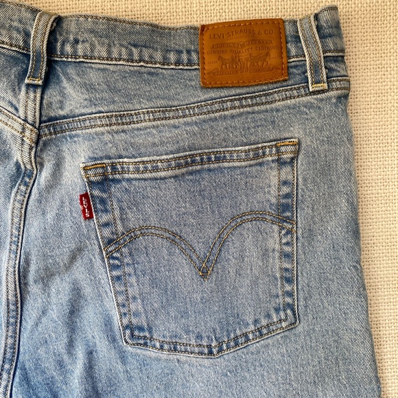 Levi’s Wedgie Fit Light/Medium Wash Women’s Jeans - Picture 8 of 8